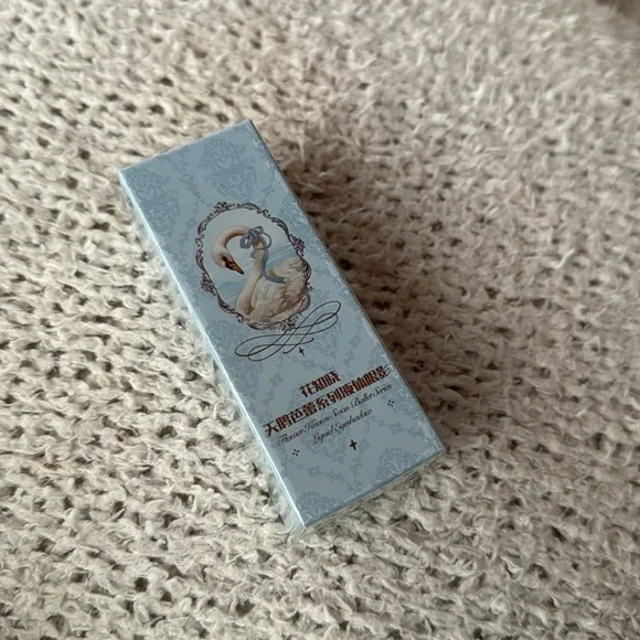 New Flower Knows Cosmetics Swan Ballet Liquid Eyeshadow - Picture 3 of 3